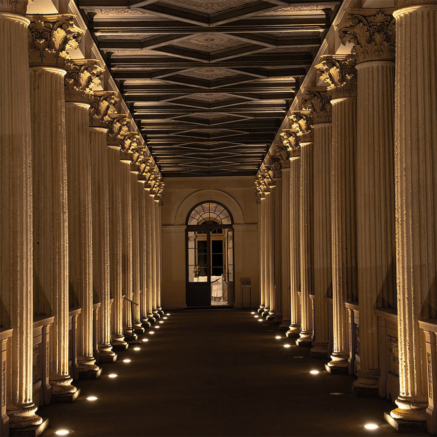 Das Schloss Belvedere während der Mondnacht, Kollonadengang