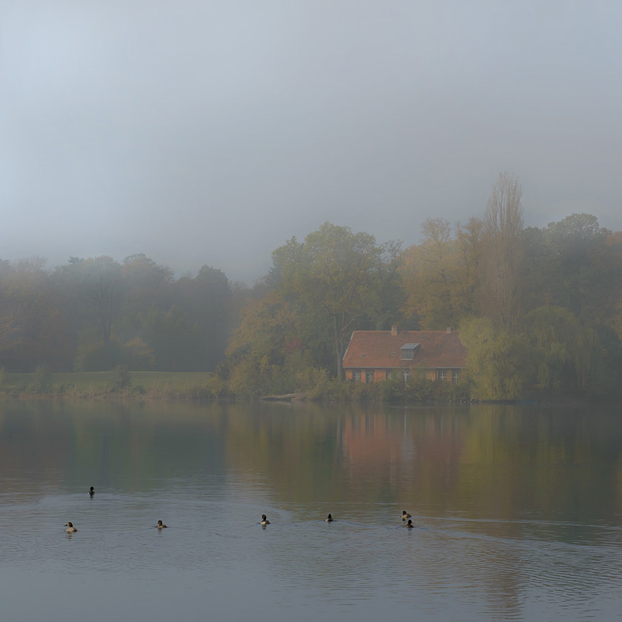 Blick über den Heiligen See auf das Rote Haus