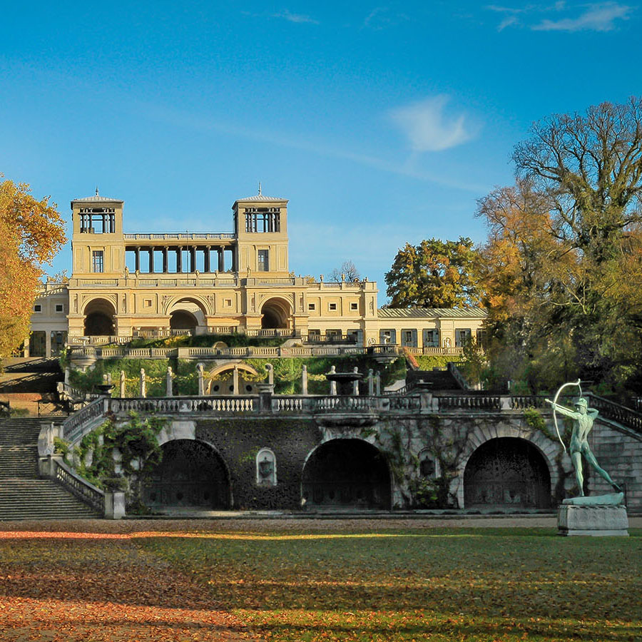 Der Grüne Bogenschütze vor der Orangerie