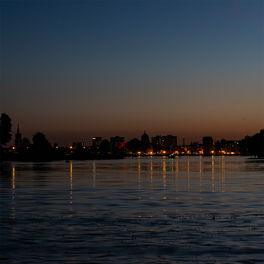 Blick über den Tiefen See bei Dämmerung