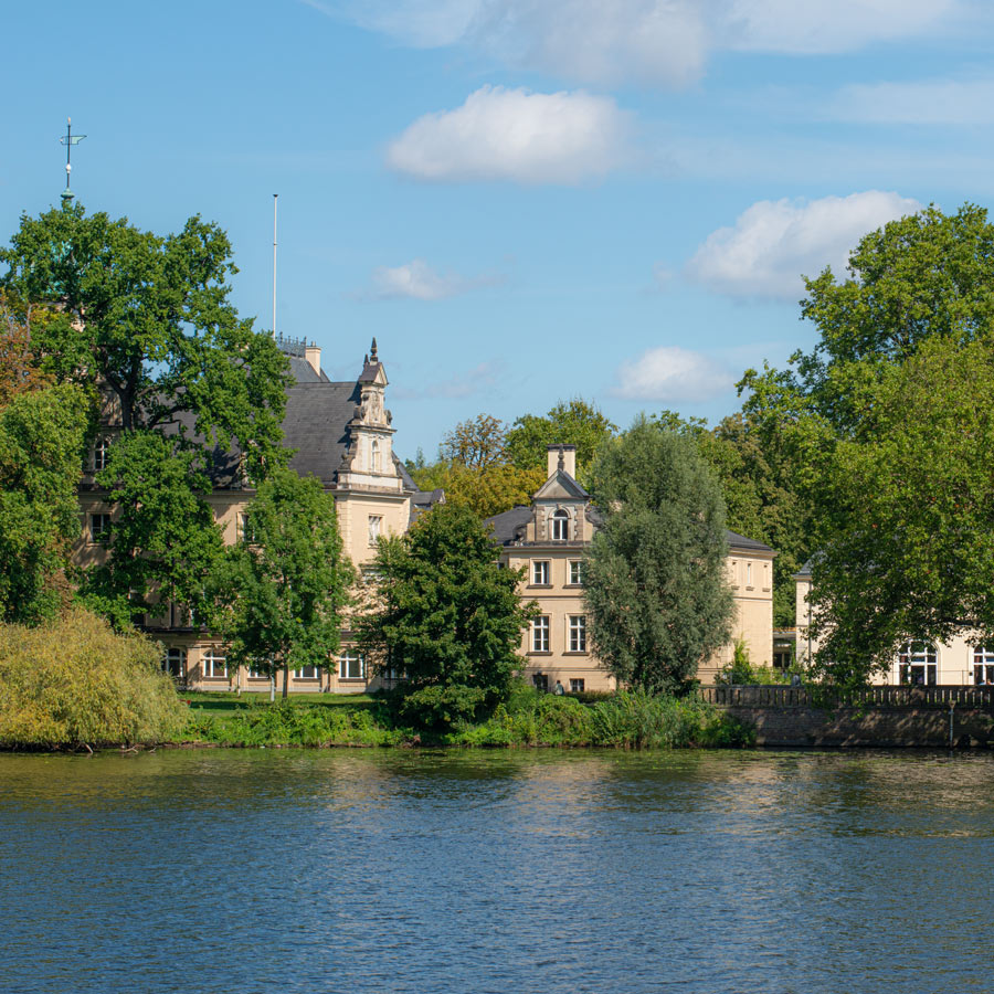 Blick über die Glienicker Lake auf das Jagdschloss Glienicke
